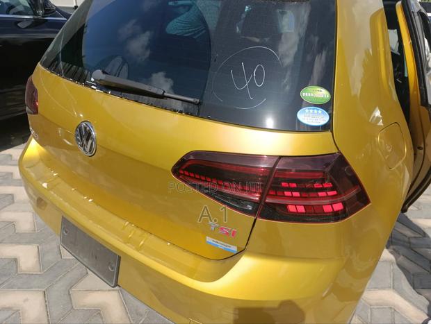 Volkswagen Golf 2019 Yellow