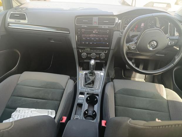 Volkswagen Golf 2019 Yellow