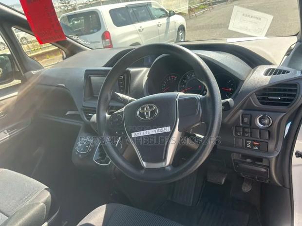 Toyota Noah 2019 Silver