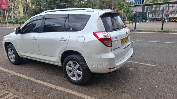 Toyota Vanguard 2011 White