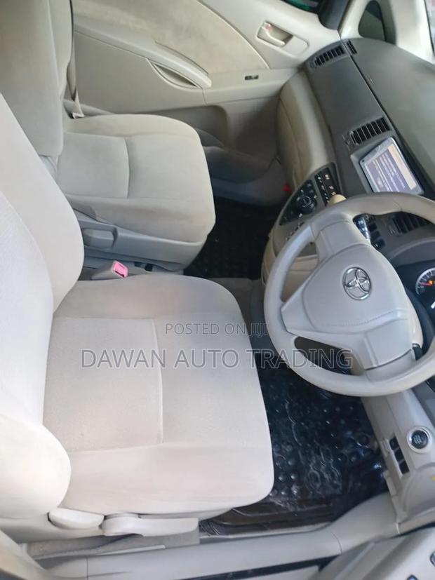 Toyota ISIS 2014 Black