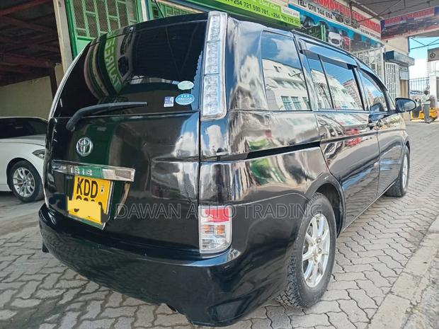 Toyota ISIS 2014 Black