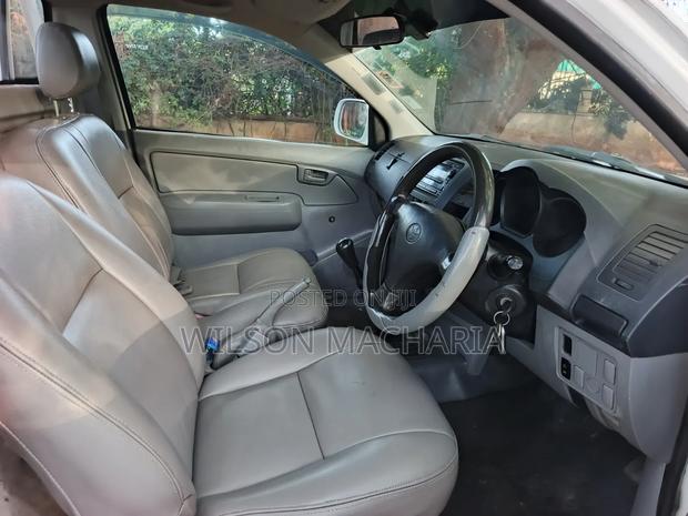 Toyota Hilux 2011 White