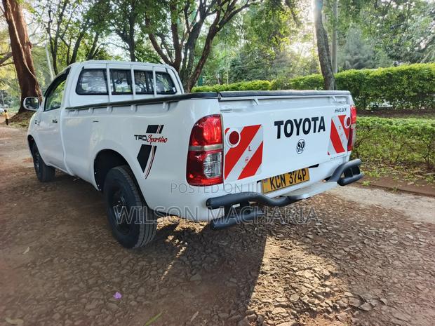 Toyota Hilux 2011 White