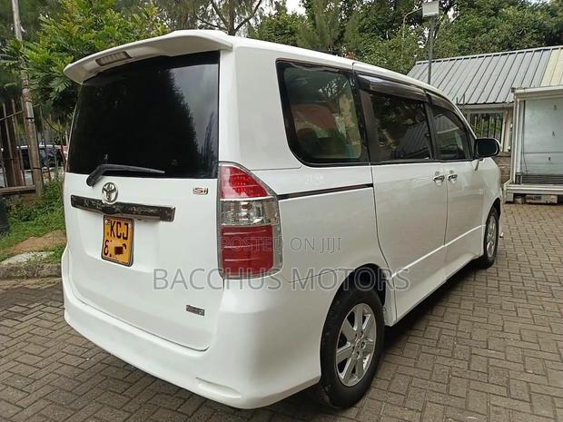 Toyota Noah 2010 White