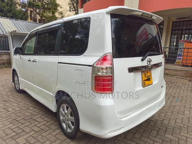 Toyota Noah 2010 White