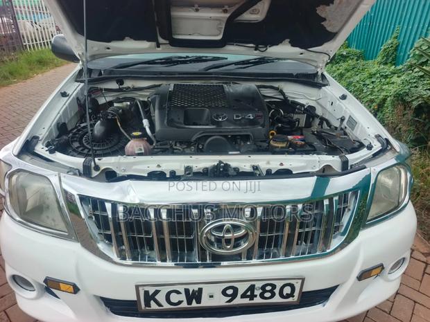 Toyota Hilux 2012 White