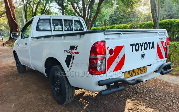 Toyota Hilux 2011 White