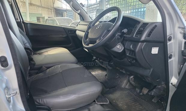 Toyota HiAce 2016 Silver
