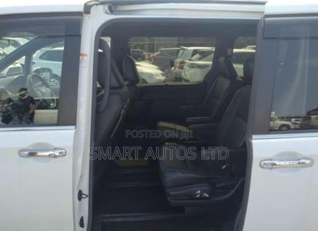 Toyota Esquire 2.0 FWD (7 seater) 2018 White