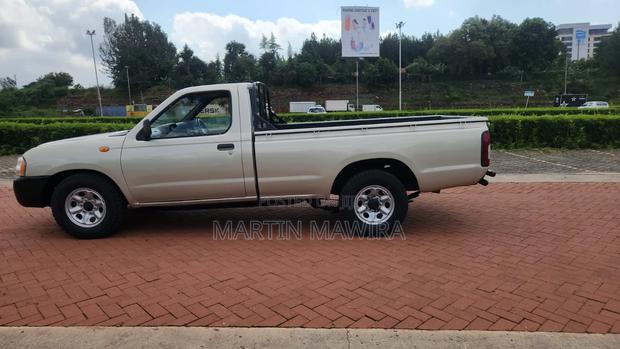 Nissan Hardbody 2013 Gold