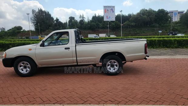 Nissan Hardbody 2013 Gold