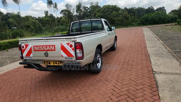Nissan Hardbody 2013 Gold