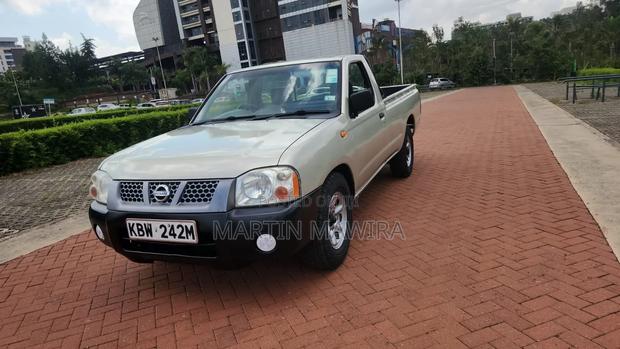 Nissan Hardbody 2013 Gold