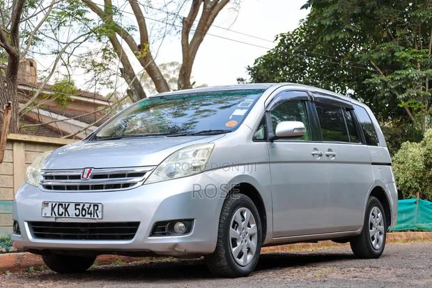 Toyota ISIS 2009 Silver