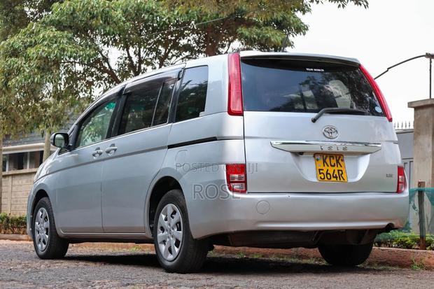 Toyota ISIS 2009 Silver