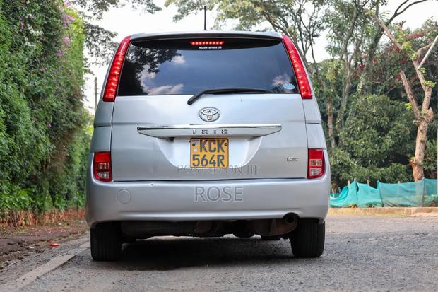 Toyota ISIS 2009 Silver