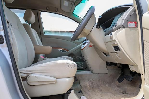 Toyota ISIS 2009 Silver