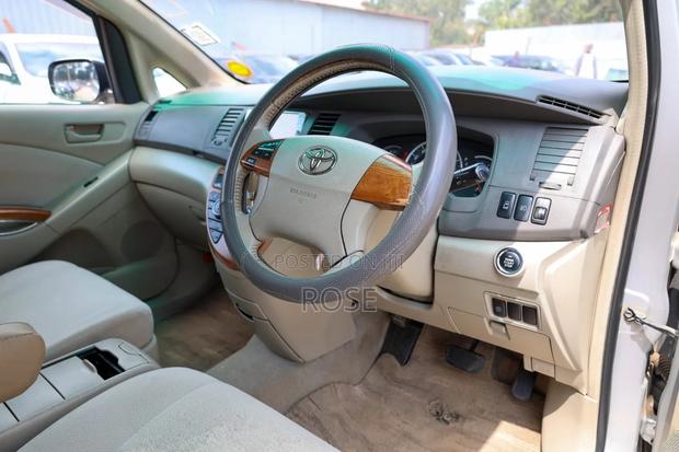 Toyota ISIS 2009 Silver