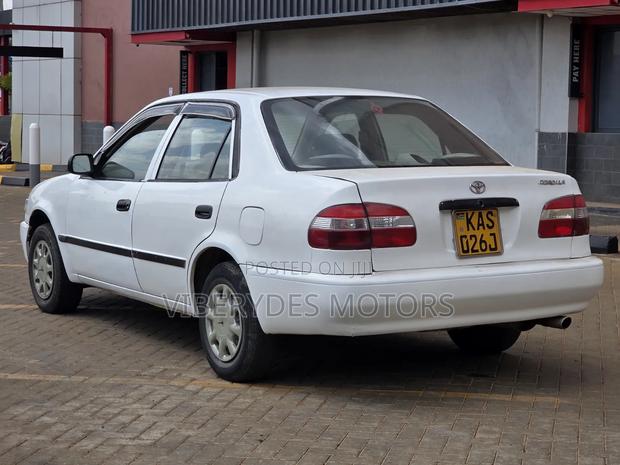 Toyota Corolla 1999 White