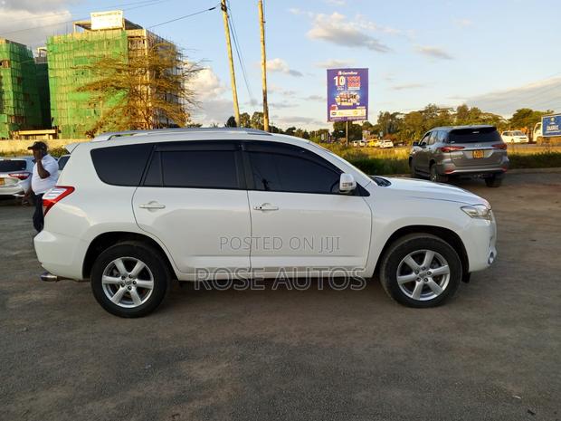 Toyota Vanguard 2010 White