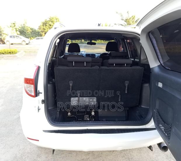 Toyota Vanguard 2010 White