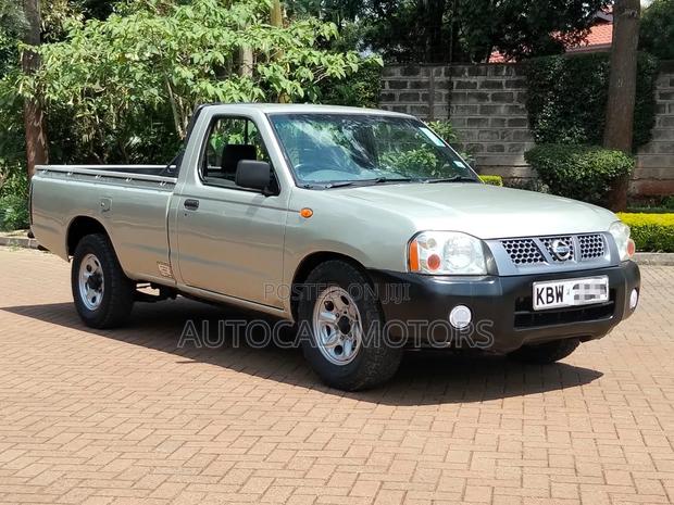 Nissan Hardbody 2013 Silver