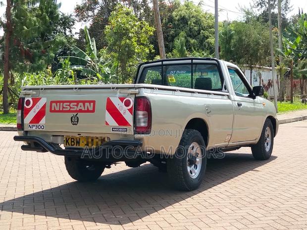 Nissan Hardbody 2013 Silver