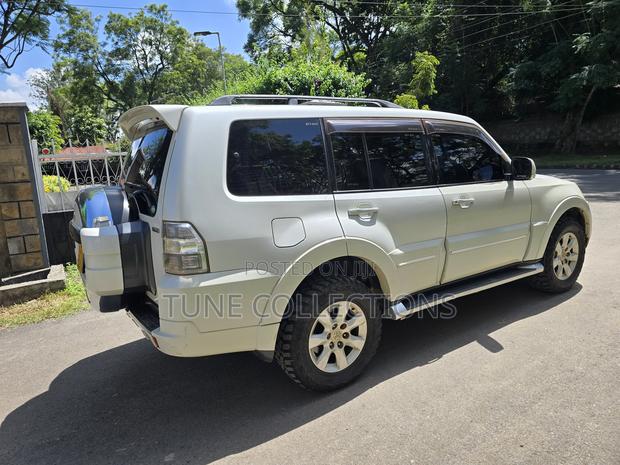 Mitsubishi Pajero 2012 White