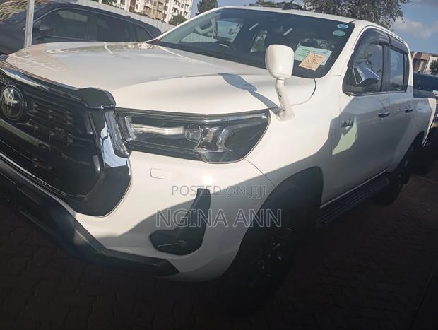 Toyota Hilux 2021 White