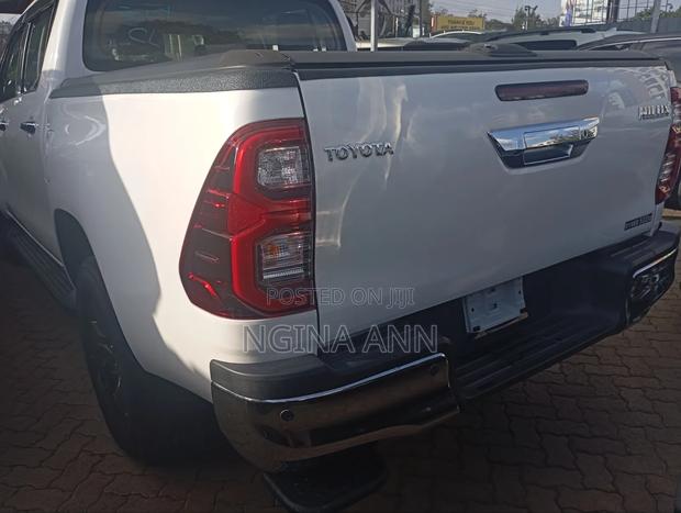 Toyota Hilux 2021 White