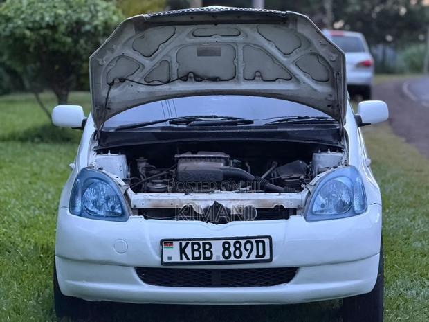 Toyota Vitz 2001 White