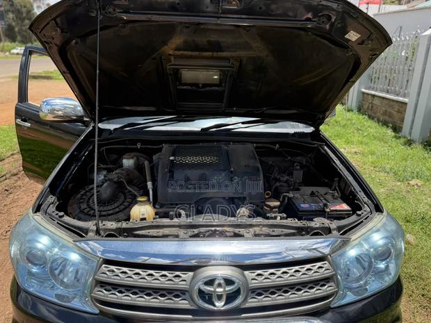 Toyota Fortuner 2011 Black
