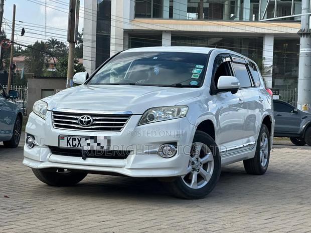 Toyota Vanguard 2012 White