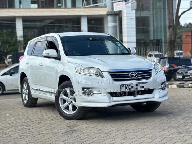 Toyota Vanguard 2012 White