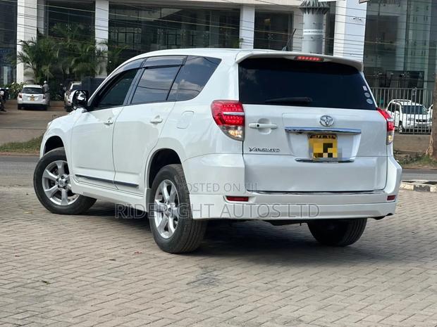 Toyota Vanguard 2012 White