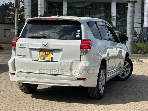 Toyota Vanguard 2012 White