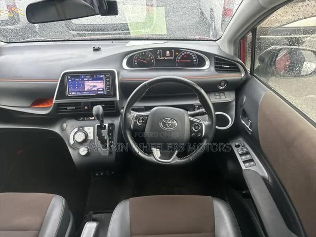 Toyota Sienta 2019 Red