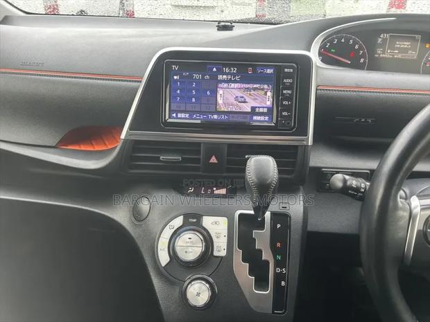 Toyota Sienta 2019 Red