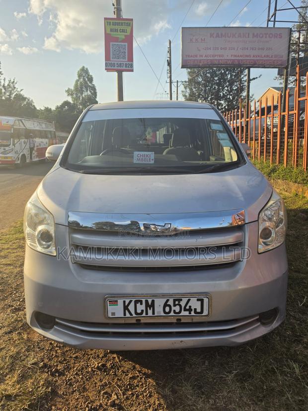 Toyota Noah 2010 Silver