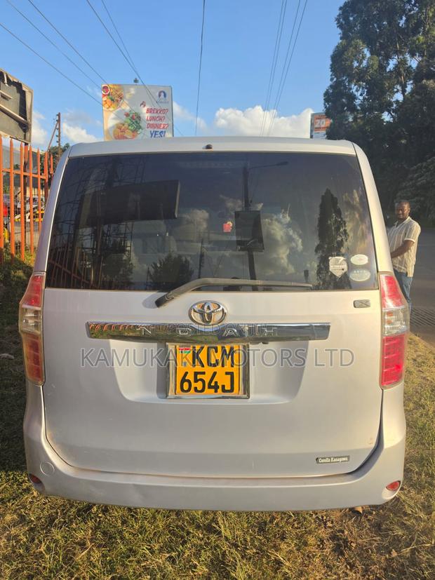 Toyota Noah 2010 Silver