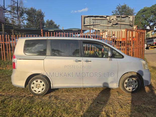 Toyota Noah 2010 Silver