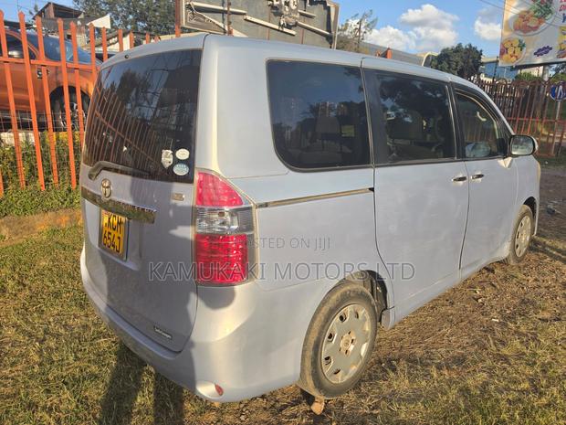 Toyota Noah 2010 Silver