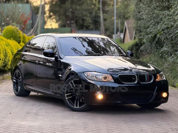 BMW 320i Sedan RWD 2011 Black