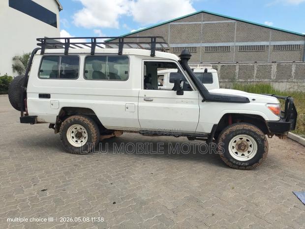 Toyota Land Cruiser 2011 White
