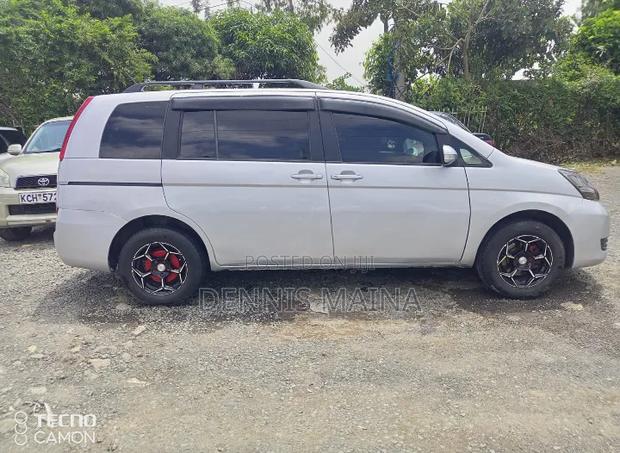 Toyota ISIS 2009 Silver