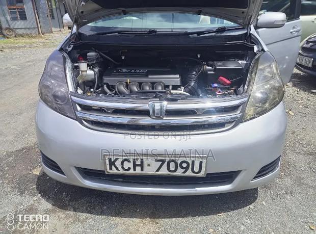 Toyota ISIS 2009 Silver
