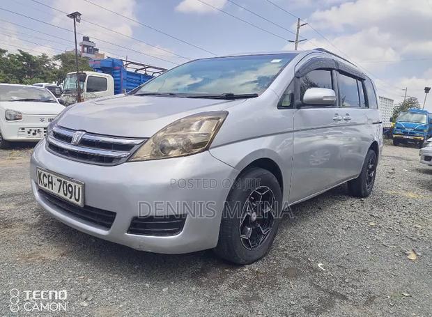 Toyota ISIS 2009 Silver