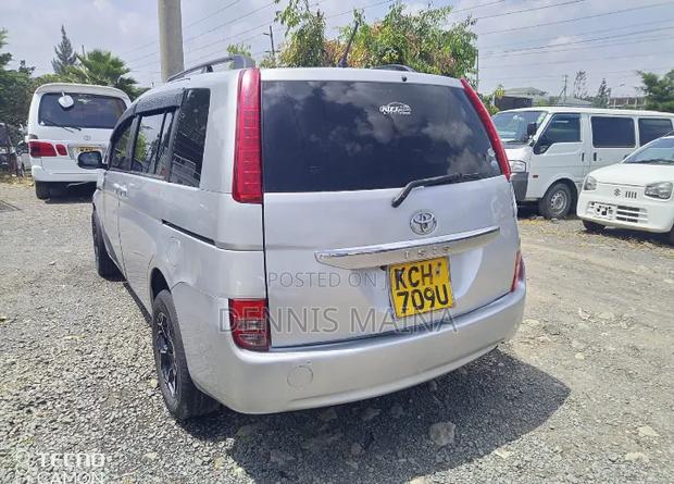 Toyota ISIS 2009 Silver