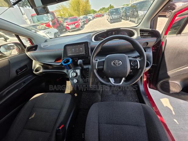 Toyota Sienta 2019 Red